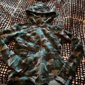 Lululemon scuba size 8 camo